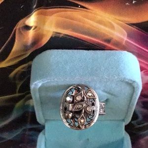 Stunning 1940s W Germany flower motif ring